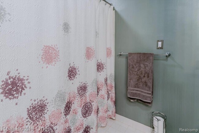 Building Photo - 430 Fox Hills Dr S