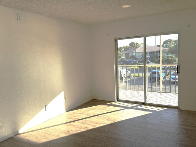 Building Photo - 1552 SE Royal Green Cir