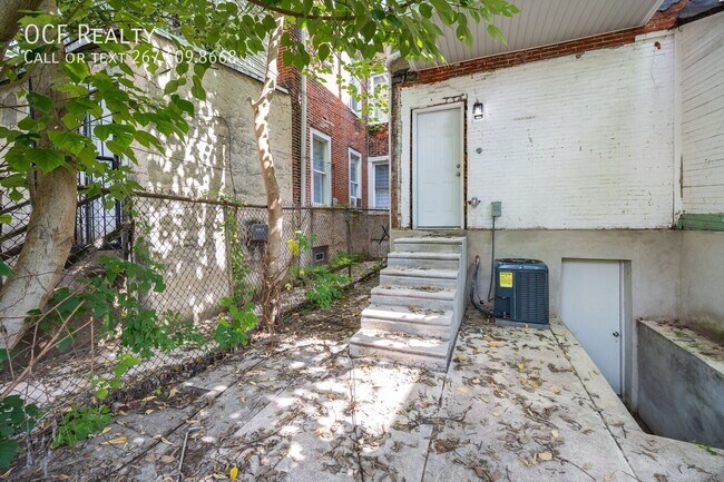 Building Photo - 948 Belmont Ave