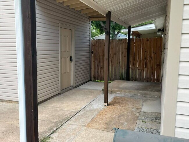 Building Photo - "Spacious 3 Bedroom/2 Bath Home in Florissant!"  Available for Move-In on 8/15/2026