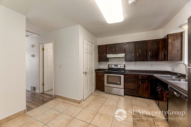 Building Photo - Updated Duplex In Great West Valley Area