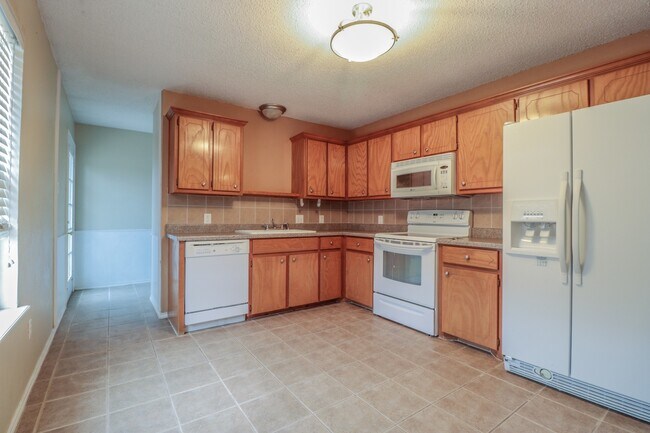 Building Photo - 3 bed 2 bath 2 car garage