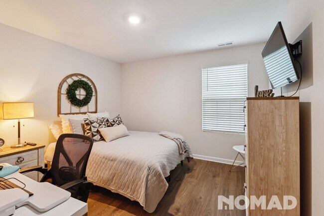 Building Photo - Spacious 4BR Single Family House with swim...