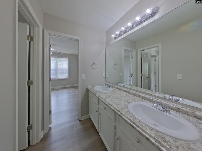 Building Photo - 337 Montclaire Ln