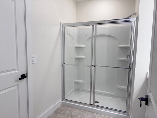 Building Photo - Stunning 4/3 with NO REAR NEIGHBORS!