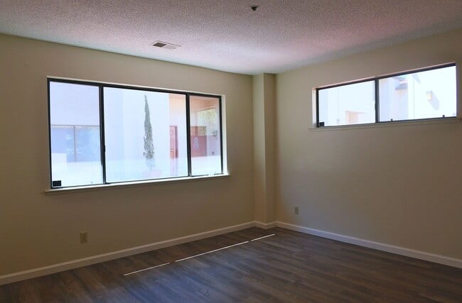 Building Photo - 2 bed/2 bath Condo with new flooring, balcony