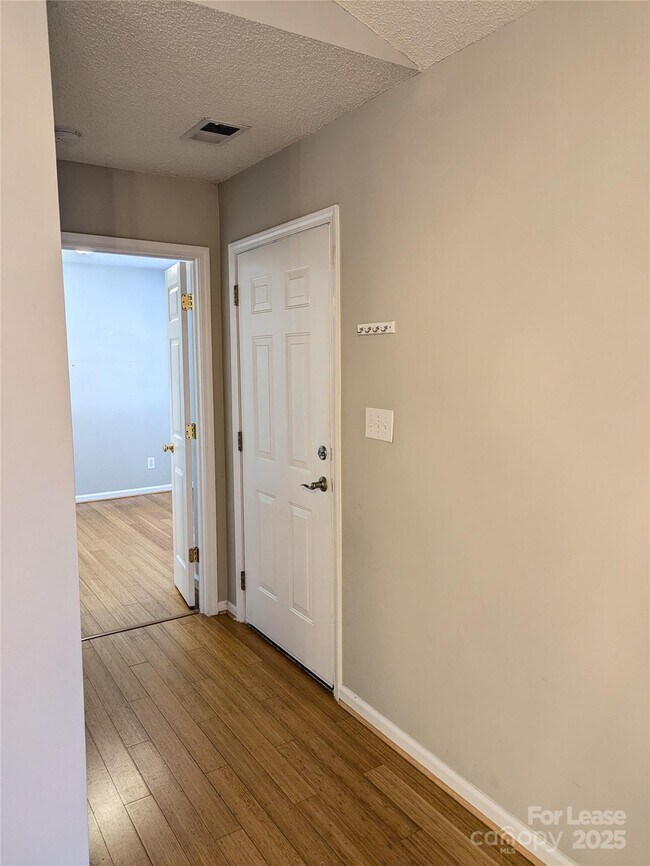 Building Photo - 152 Everett Park Dr