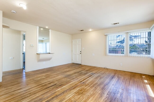 Building Photo - 5070 Glen St