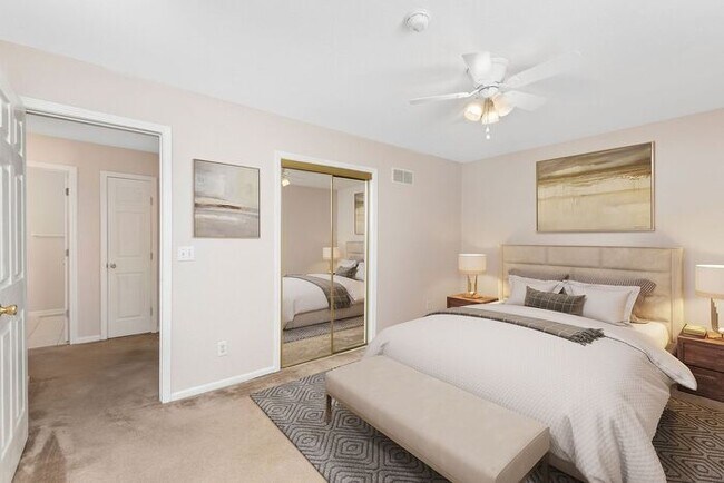 Building Photo - Renovated Spacious Townhomes