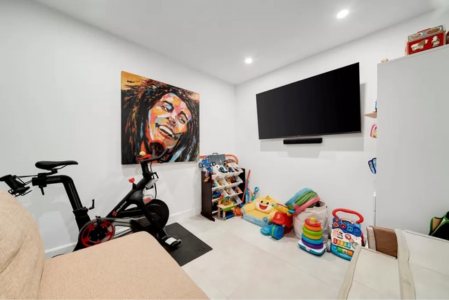 Building Photo - 970 NW 10th Ave