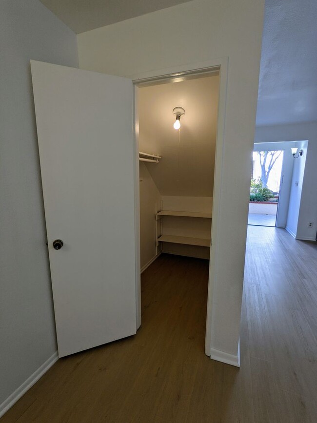 Building Photo - Spacious modern and renovated One Bedroom ...