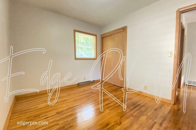 Building Photo - 3 BEDROOM 2 BATH DUPLEX Short Term Leasing!