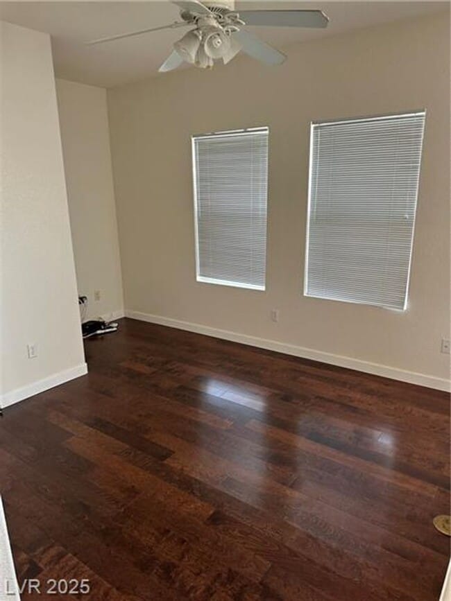 Building Photo - Beautiful 3 bedroom w loft 2.5 bath townho...