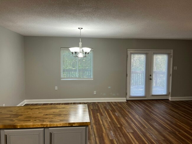 Building Photo - 2205 Ridgecrest Dr