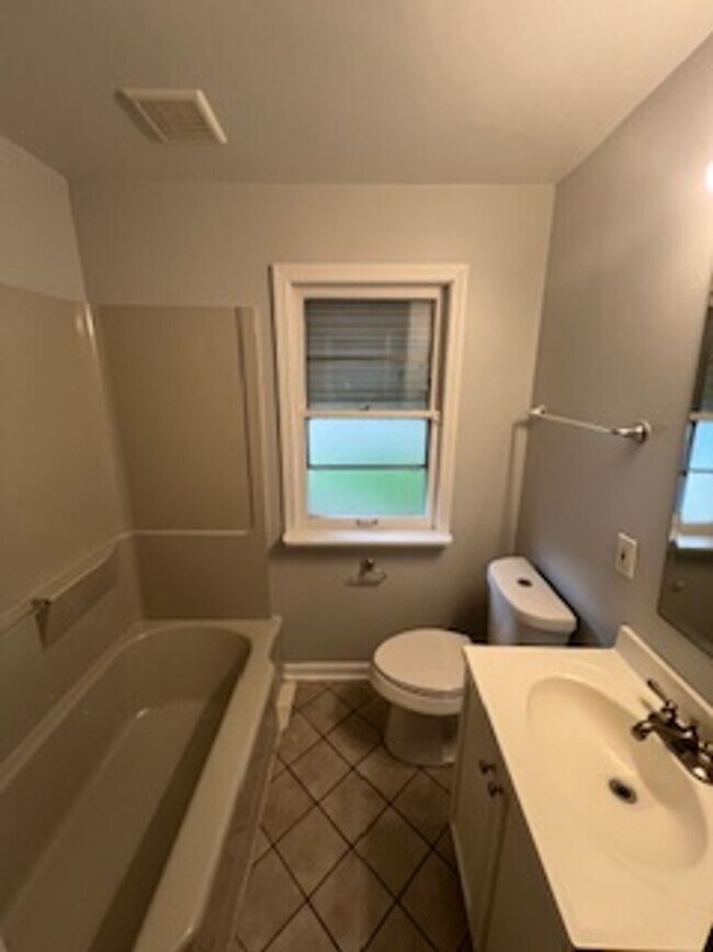 Building Photo - 871 E 232 St