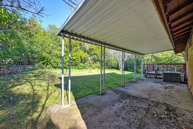 Building Photo - Prime location