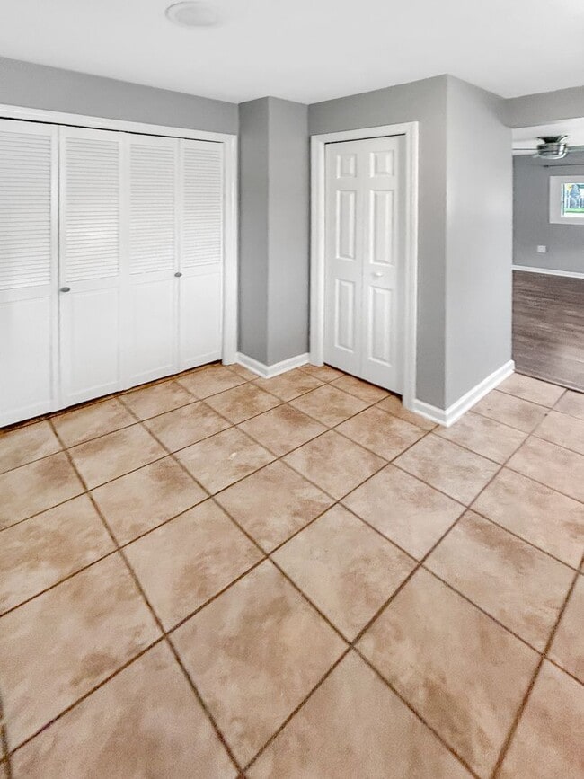 Building Photo - Welcome to this charming 2-bedroom, 1-bath...