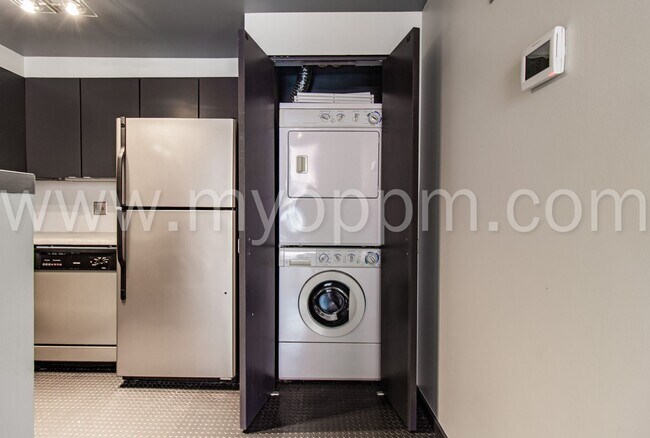 Building Photo - The Regis