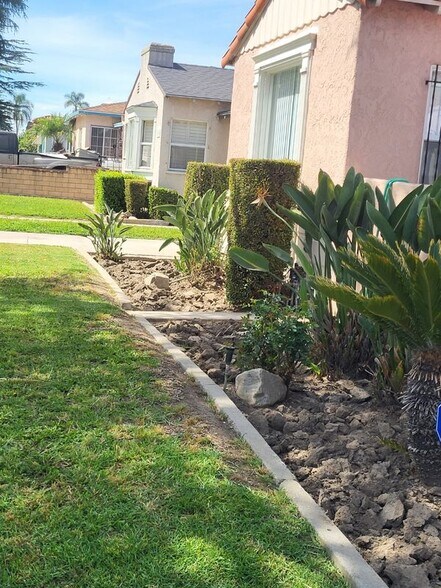 Building Photo - 1067 W 83rd St