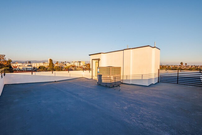 Building Photo - 1658 S. Hayworth