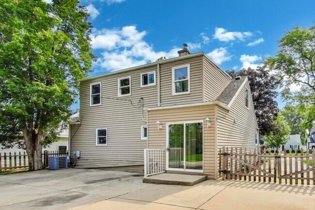 Building Photo - 950 N Haddow Ave