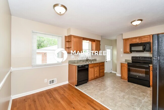Building Photo - 3 Bedroom Pet-Friendly Home in Hillview, KY with Main Street Renewal