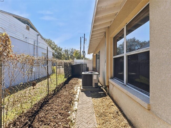 Building Photo - 207 W Broad St