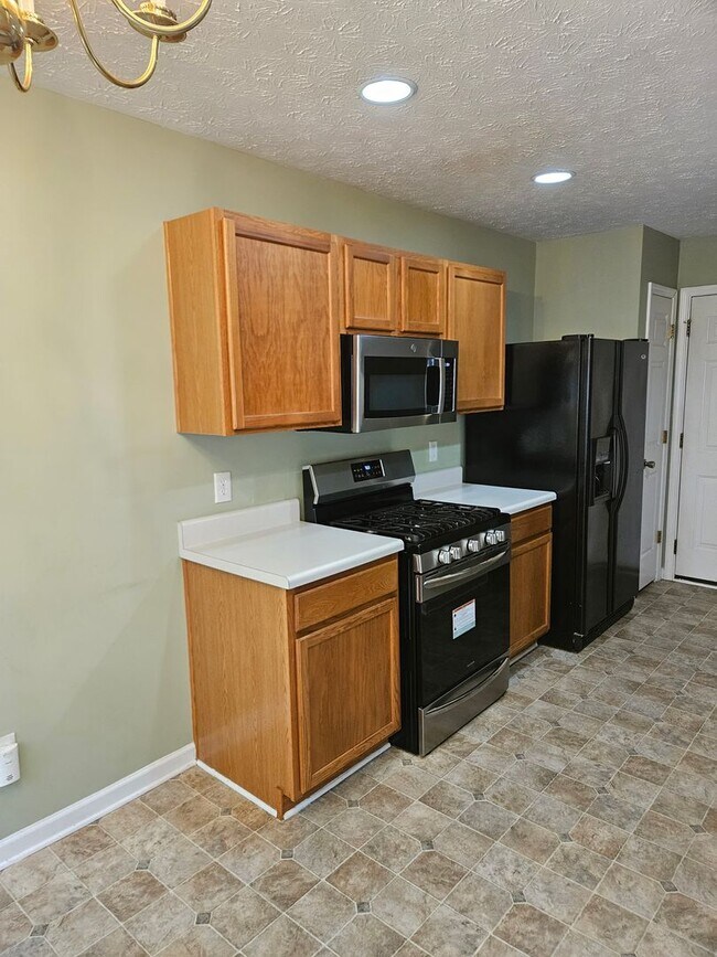 Building Photo - Rare 3 bed 2.5 located in the Etowah School District