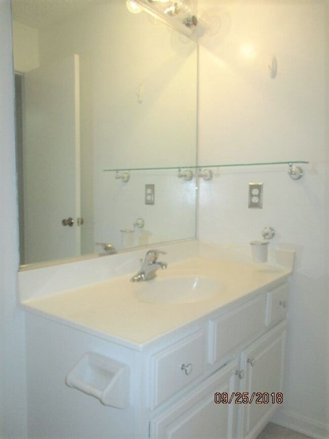 Building Photo - Private And Spacious, Ground Level, 2 Bedr...