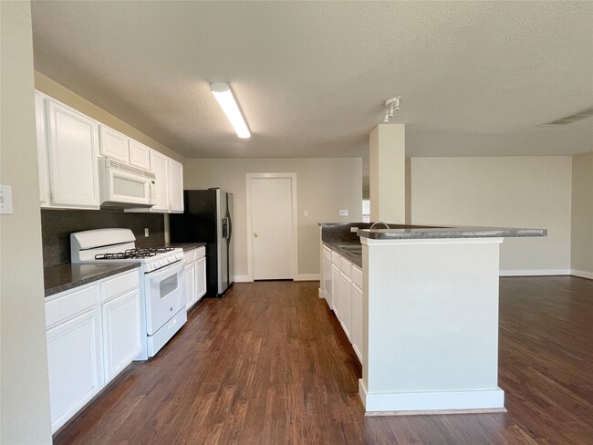 Building Photo - 20806 Settlers Lake Cir N