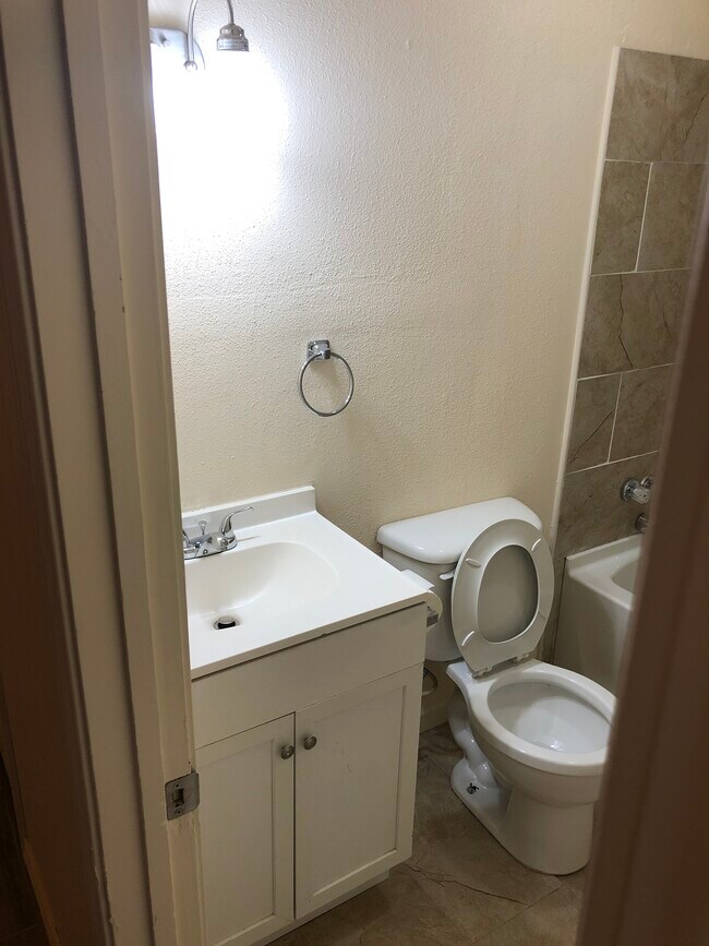 Upstairs Bathroom - completely renovated - 1057 Tallow Tree Ln