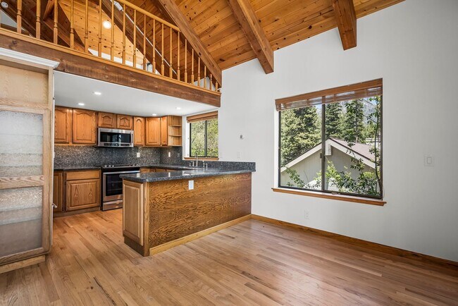 Building Photo - Remodeled Mountain Style Home