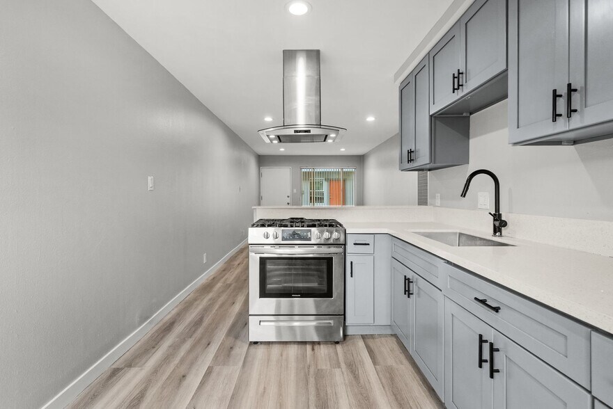 Building Photo - 10442 Lampson Ave