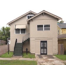 Building Photo - 922 Hillary St