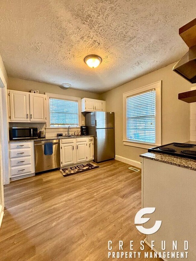 Building Photo - Charming 3 Bedroom 2 Bath Cottage style