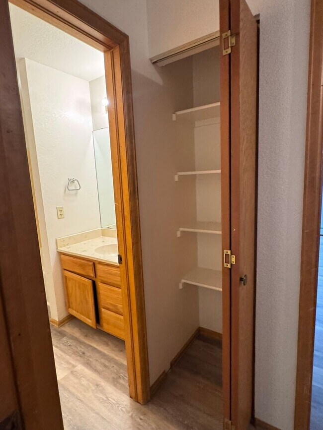 Building Photo - Sunny and Cute 2 Story, 2Bed, 1.5Bath Townhouse in Grand Junction!!!!