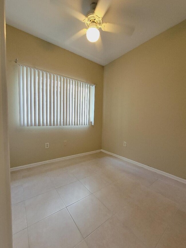 Building Photo - 220 Crestwood Cir