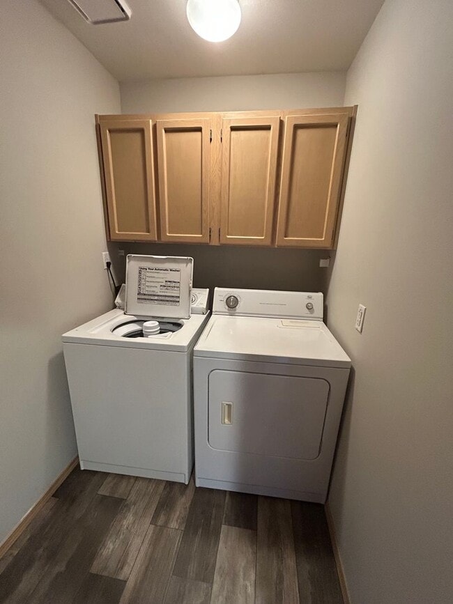 Building Photo - Large 4 bedroom 2.5 bath home in Glen Eagle