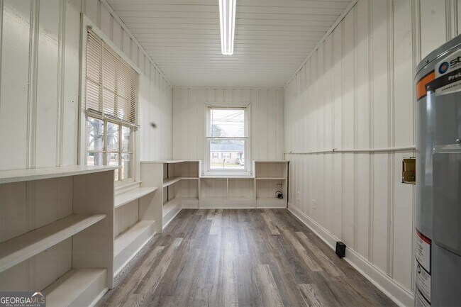 Building Photo - 8449 Fairview Dr