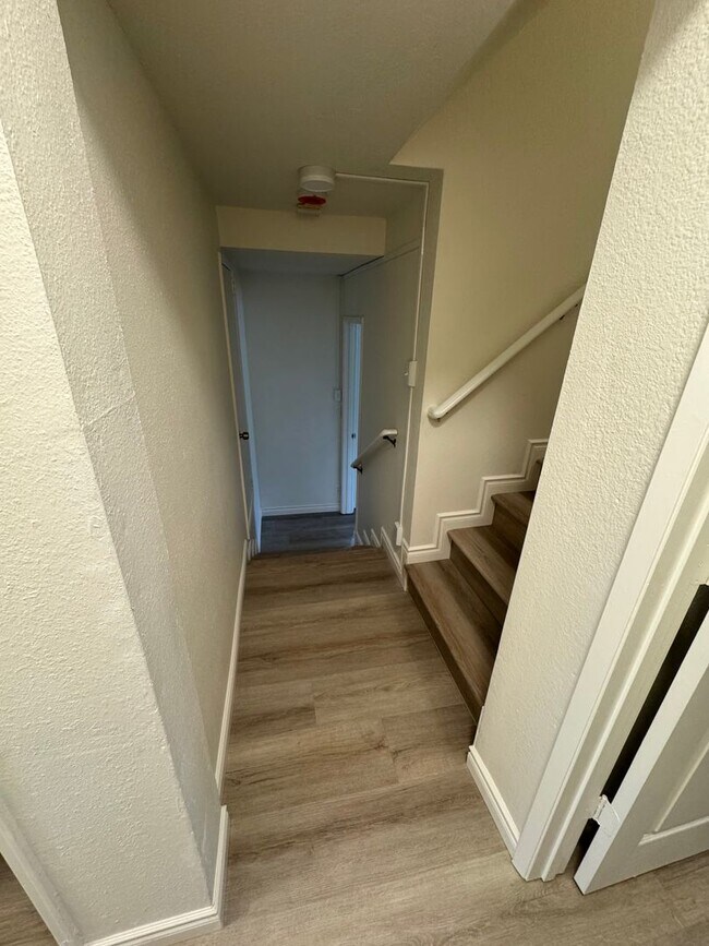 Building Photo - 5 Bedroom, 3.5 Bath, Beautiful 1,856 SQ FT...