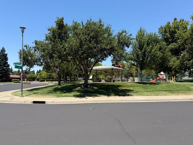 Building Photo - Get $400 Off Your 1st Month's Rent