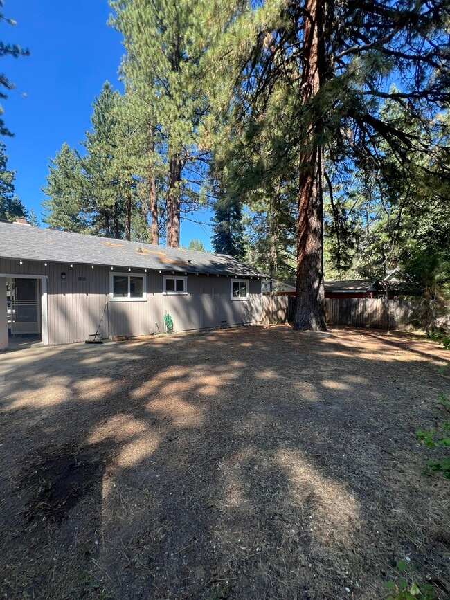 Building Photo - 3380 Janet Dr