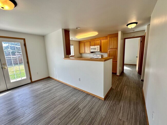 Building Photo - 4 Bedroom 3 Bathroom Home with Attached Garage, AC, and 2 Separate Living Areas!