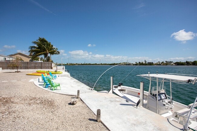 Building Photo - 3 Bedroom 2 Bathroom on the water