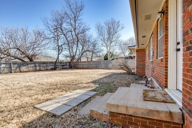 Building Photo - Three bed home in the heart of The Village