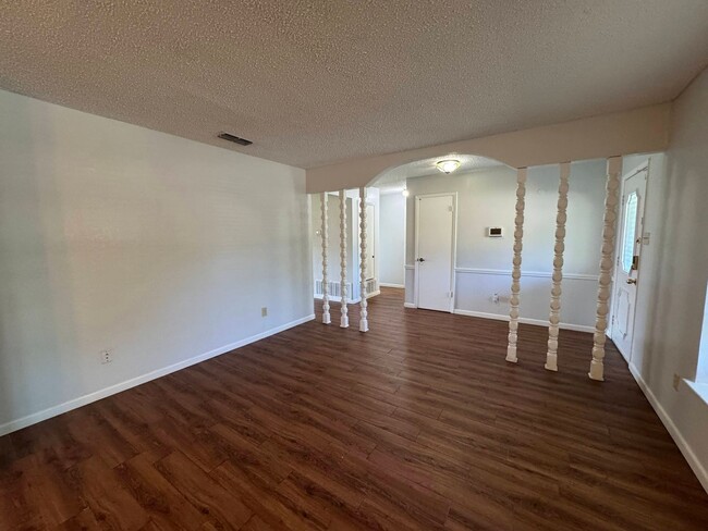 Building Photo - 807 Bass Cir