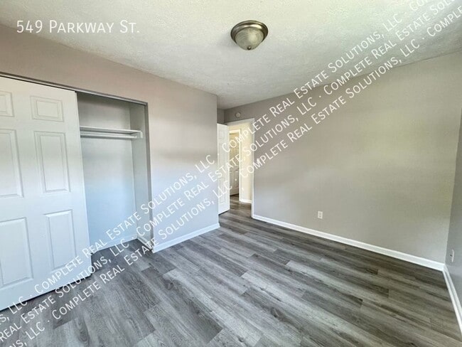 Building Photo - 549 Parkway St