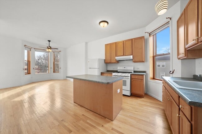 Building Photo - 716 W 51st St