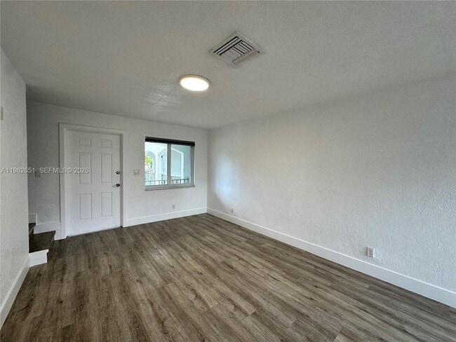 Building Photo - 913 NE 17th St