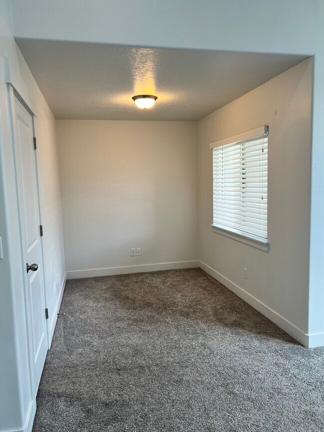 Building Photo - Bluffdale Townhouse